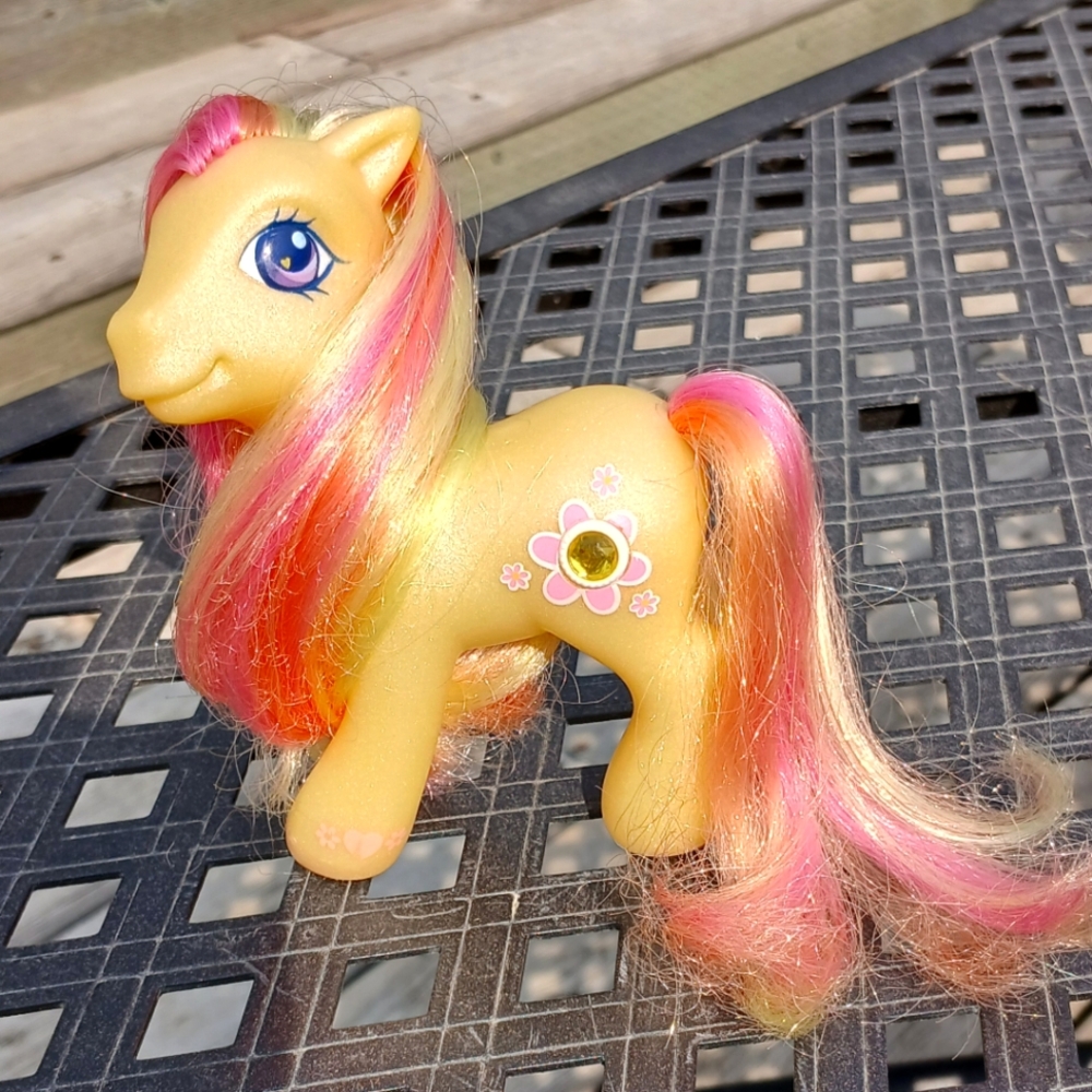 Gem Blossom G3 MLP Jewel Pony 2003 With Hoof Magnet